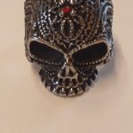 Anel de Metal  modelo  cranio com pedra vermelha