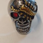 Anel de Metal  modelo crânio com escorpião dourado